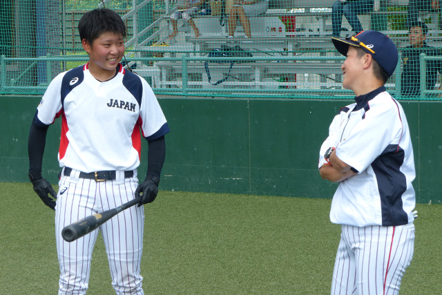 選手と談笑する橘田恵監督