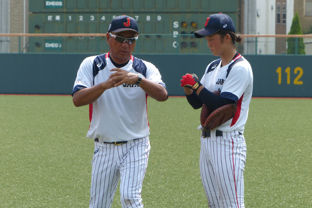 選手を指導する侍ジャパン齋藤賢明コーチ