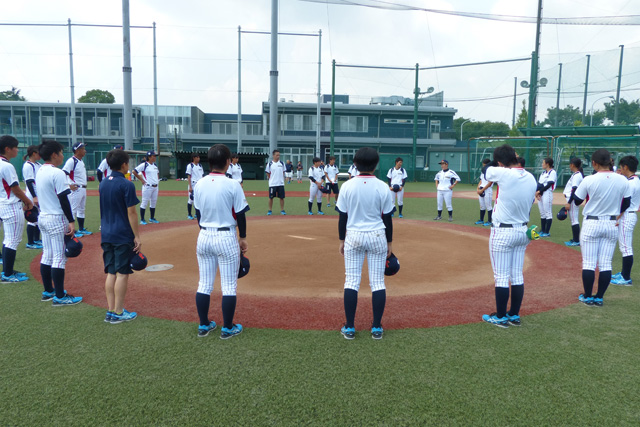 マウンドを囲んで大会直前合宿最後のミーティングを行なう