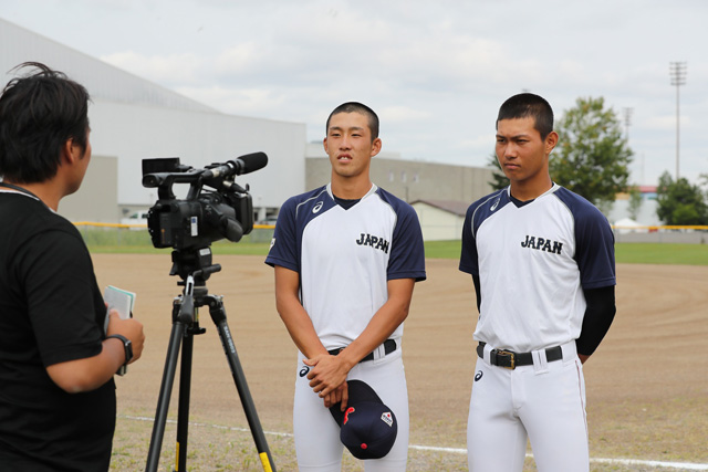 取材を受ける小園海斗(報徳学園)と藤原恭大(大阪桐蔭)