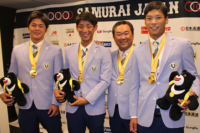 優勝記者会見で笑顔を見せる監督と選手