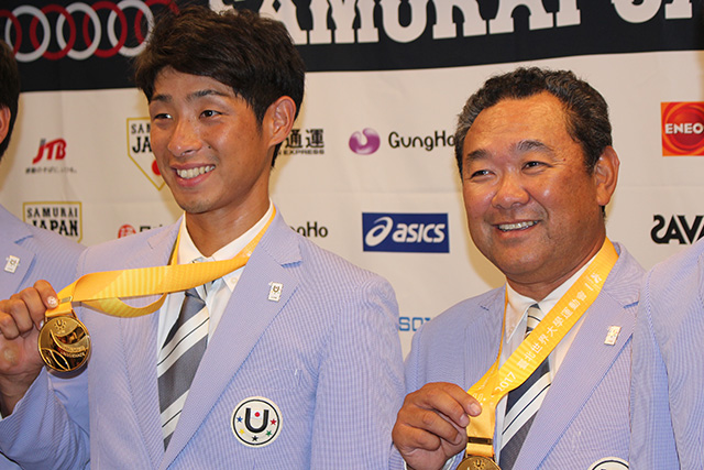 善波達也監督と竹村春樹主将(明治大)