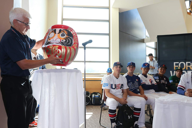 ウォーレン・フィリップ事務局長がダルマに目入れをして大会成功を祈願