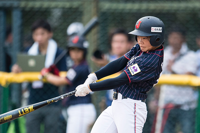 2回 遠藤佳菜子(作新学院)がセンターへタイムリーを放つ