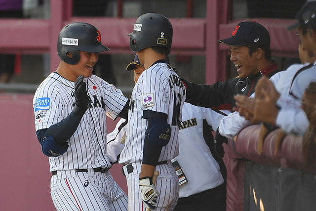 本塁打の清宮幸太郎(早稲田実)がベンチ前でハイタッチ