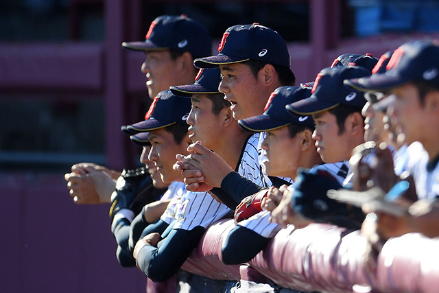 試合の行方を見守る選手たち