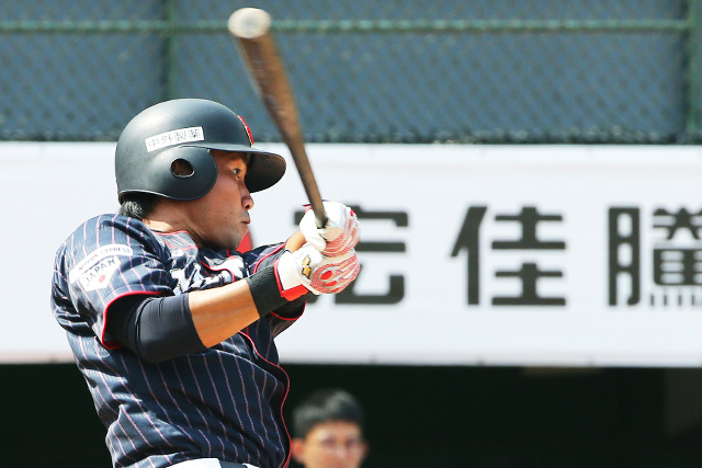 センター前にタイムリーを放つ伊礼翼(王子)