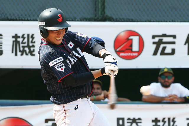 レフトへ本塁打を放つ木南了(日本通運)