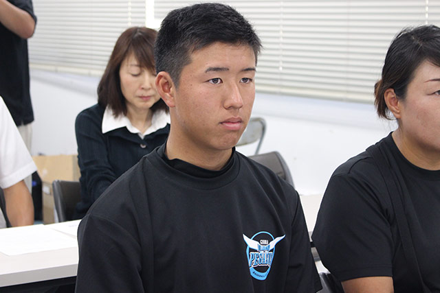 説明を聞く清水惇(長野郷中)