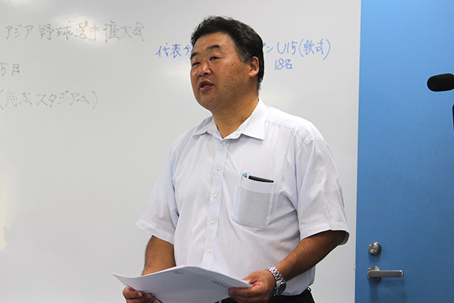 大会の説明や注意点を話す近藤義男編成委員長