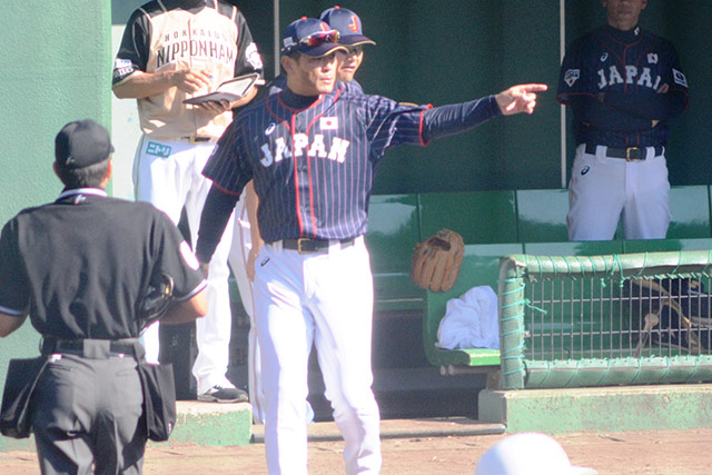 選手交代を告げる稲葉篤紀監督