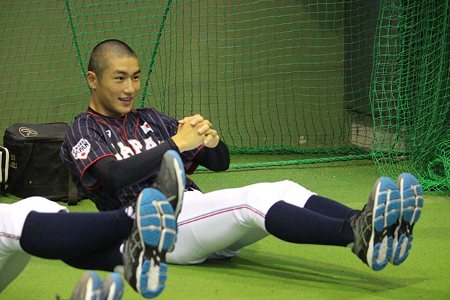 体幹トレーニングを行う山田将義(駿台学園)