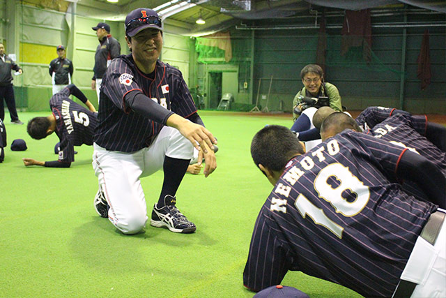 体幹トレーニングを和ませる武田勝コーチ