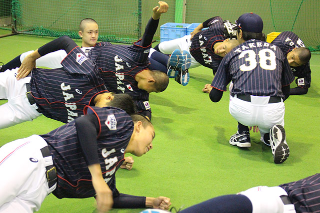 体幹トレーニングを和ませる武田勝コーチ