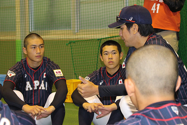 武田勝コーチの話を聞き入る選手たち