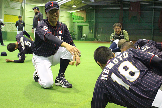 体幹トレーニングを和ませる武田勝コーチ