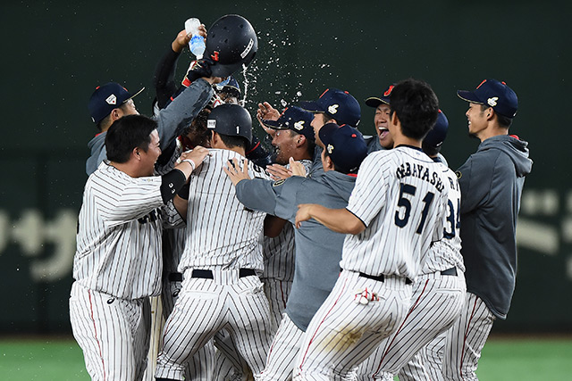 上林の同点3ラン 田村のサヨナラ打で韓国に劇的勝利 稲葉監督 結束力が出た試合 トップ 試合レポート 野球日本代表 侍ジャパン オフィシャルサイト