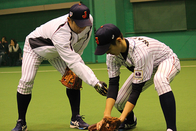古城茂幸臨時コーチに指導を受ける度会隆輝内野手(佐倉リトルシニア)