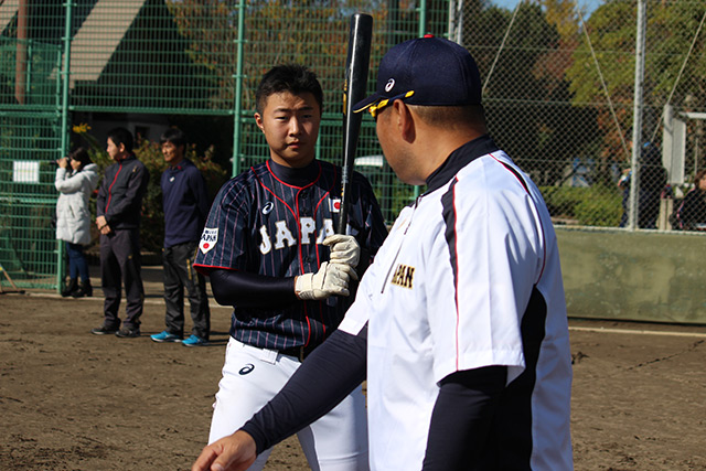 堀田コーチに指導を受ける山村崇嘉内野手(武蔵府中リトルシニア)