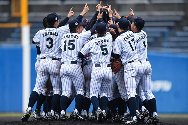 優勝を決めマウンド上に歓喜の輪