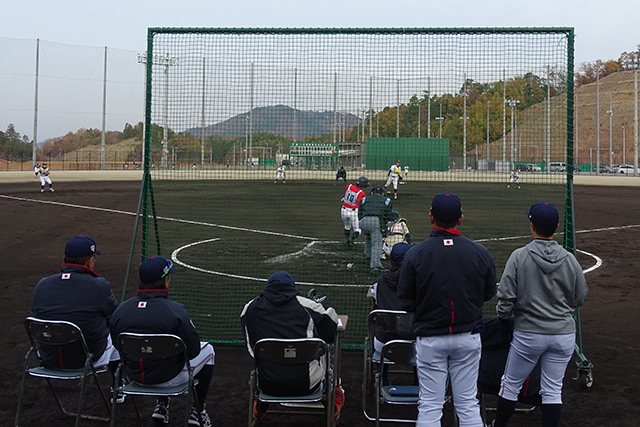紅白戦でアピールするトライアウト生
