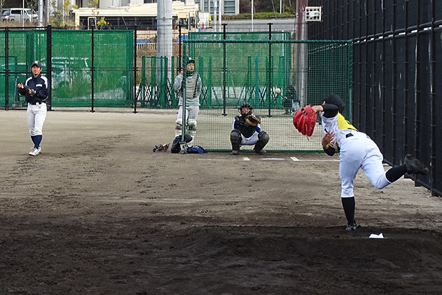 ブルペンで投球練習を行うトライアウト生