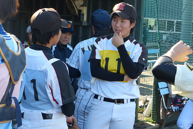 試合を振り返るトライアウト生たち