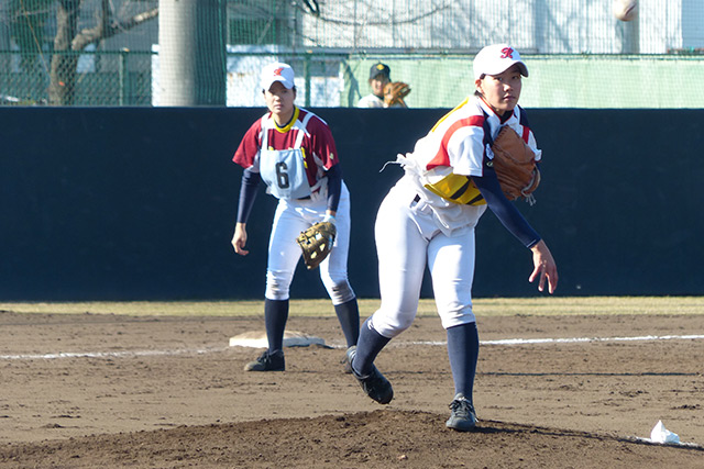 一塁へけん制球を投げるトライアウト生