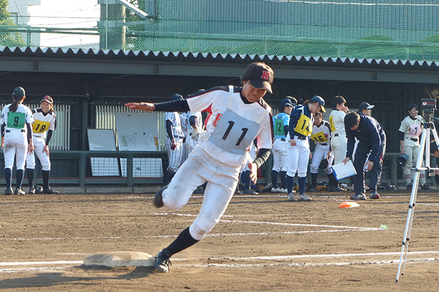 二塁までのタイム測定に取り組むトライアウト生