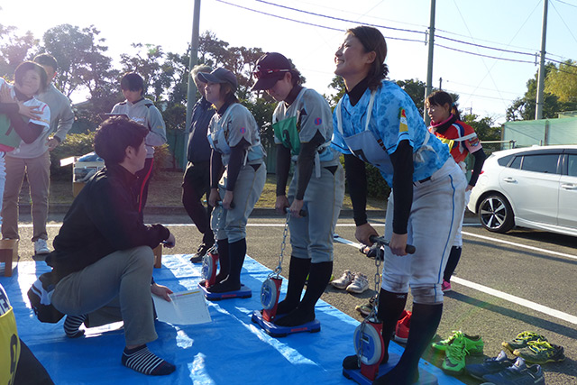 背筋力測定に取り組むトライアウト生たち