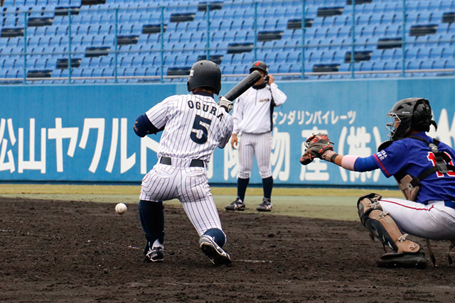 チャイニーズ・タイペイ戦 バントを決める小倉奨真選手(小山ボーイズ)