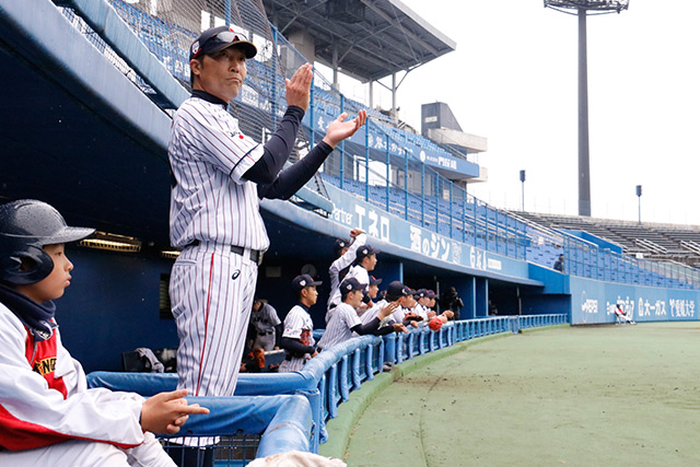 指揮を執る清水監督と盛り上がるベンチ