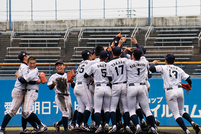 優勝を決めマウンドに集まるナイン