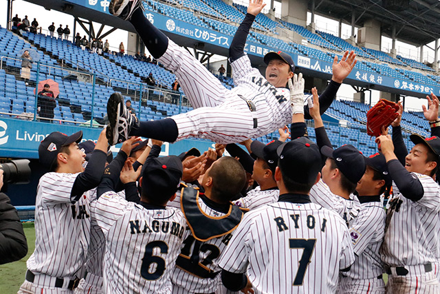 胴上げで宙に舞う清水監督