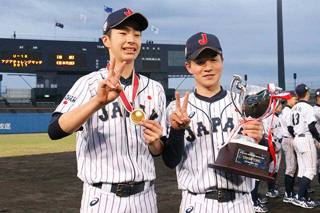 MVPの度会隆輝選手(佐倉リトルシニア)と優勝カップを手にする南雲壱太主将(浦和リトルシニア)