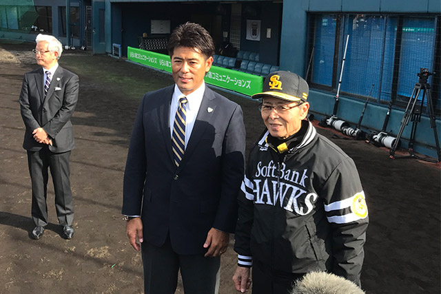 福岡ソフトバンクホークス・王貞治球団会長と談笑