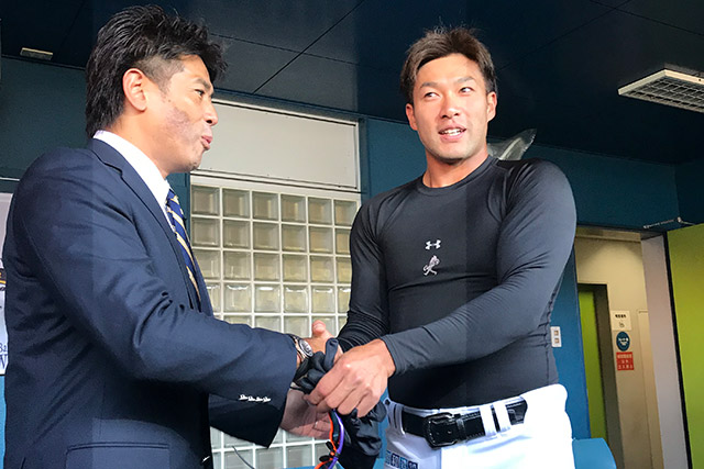 代表選出された柳田選手と握手を交わす稲葉監督