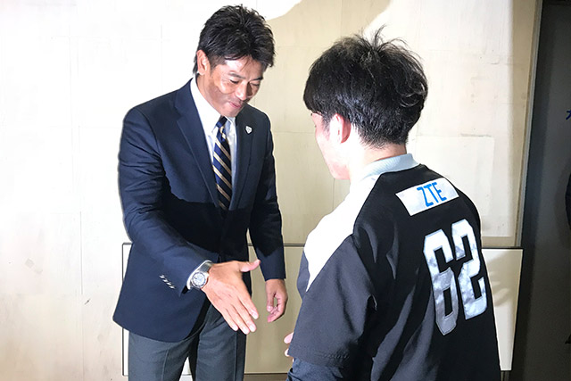 代表選出された甲斐選手と握手を交わす稲葉監督