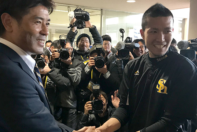 代表選出された千賀投手と握手を交わす稲葉監督
