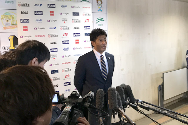 囲み取材で代表選手について語る稲葉監督