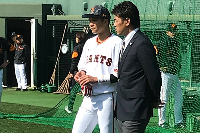 フリー打撃を終えた坂本選手と会話する稲葉監督