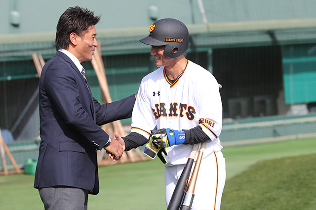 昨年のWBCでマスクをかぶった小林選手と挨拶を交わす