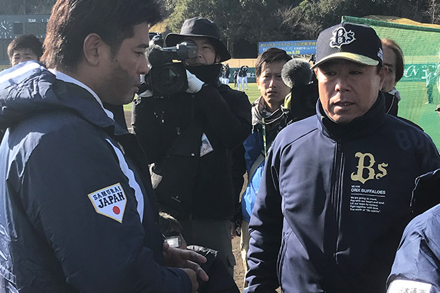 オリックス・福良監督と挨拶を交わす