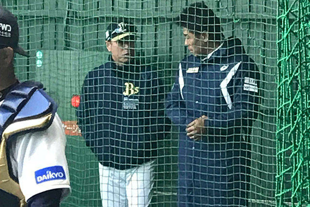 ブルペンでの稲葉監督と福良監督