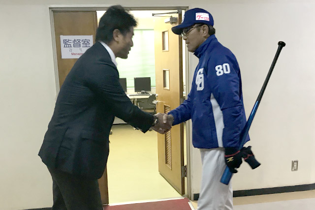 中日・森監督と握手を交わす稲葉監督