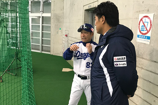 奈良原浩一軍内野守備走塁コーチと挨拶