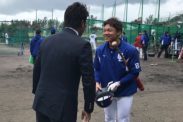 大島選手と挨拶を交わす稲葉監督