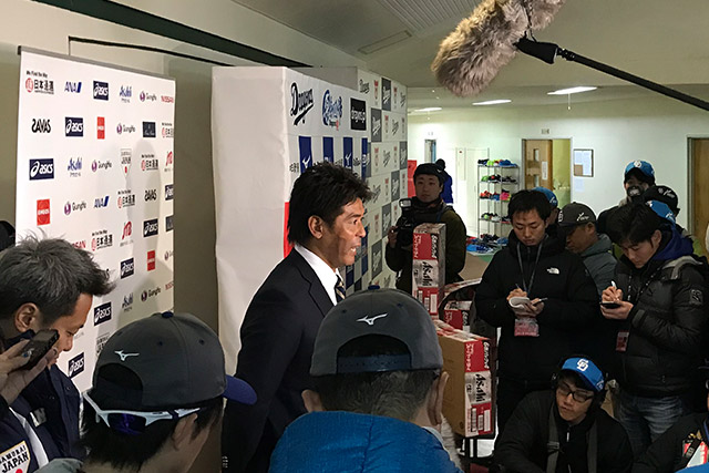 中日キャンプ視察後の囲み取材