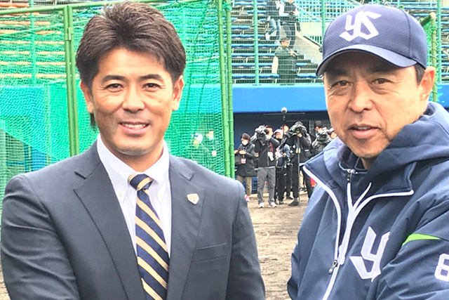 東京ヤクルト・小川監督と挨拶を交わす稲葉監督