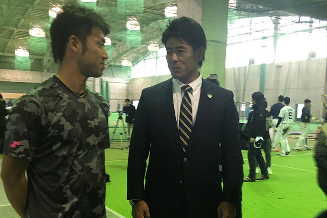 秋吉投手と言葉を交わす稲葉監督